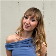 Profesora de ESO, Bachillerato y FP, empática, atenta, dinámica y divertida, pero responsable, trabajadora y tenaz.